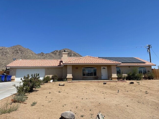 Primary Photo - Bright Single-Story 4BR in Apple Valley — ...