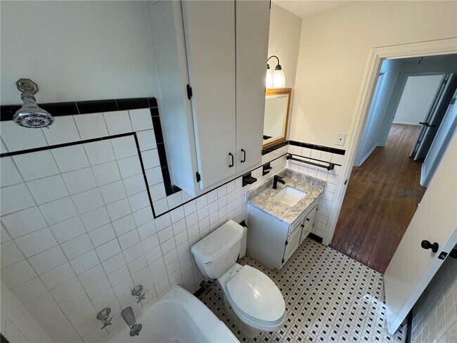 Building Photo - 713 Iris Ave