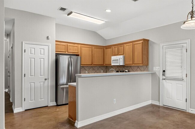 Building Photo - 1002 Castile Rd