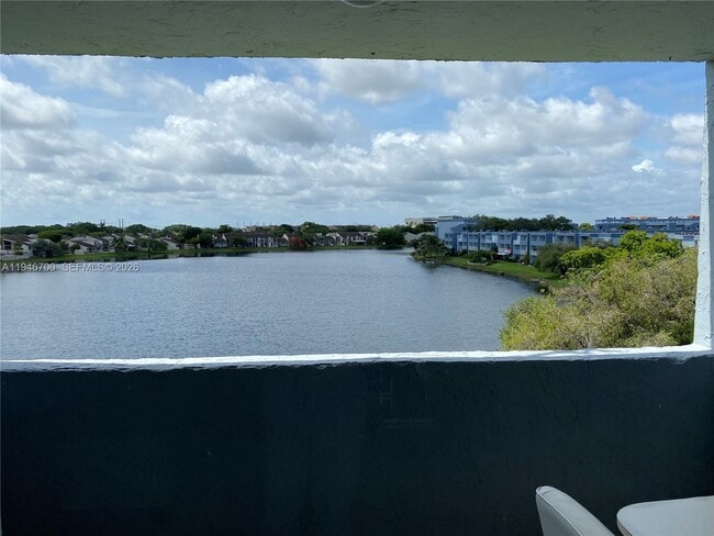 Building Photo - 9375 Fontainebleau Blvd