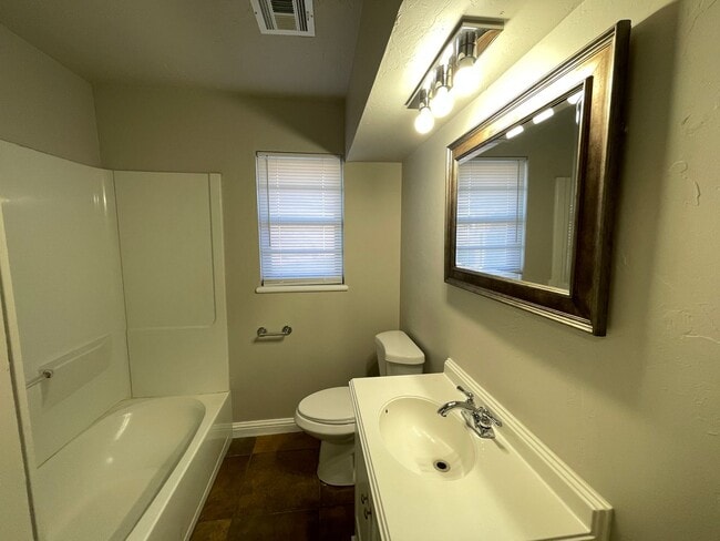 Building Photo - Close to Highways and shopping! Cute and c...