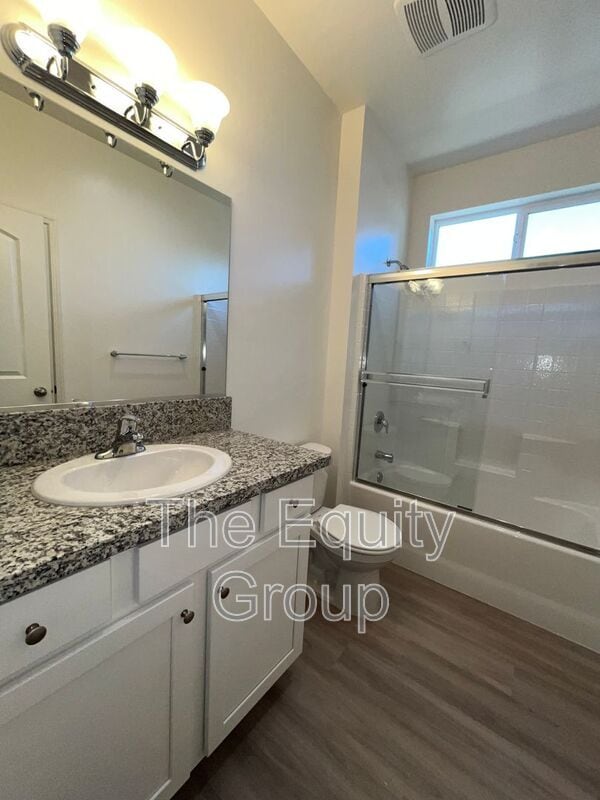 Building Photo - 4116 E Kaweah Ave