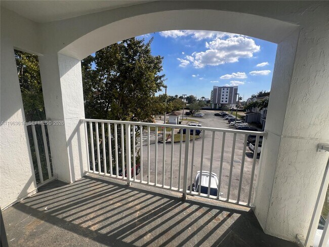 Building Photo - 13800 NE 3rd Ct