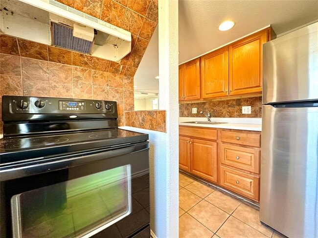 Building Photo - 3024 E 12th St