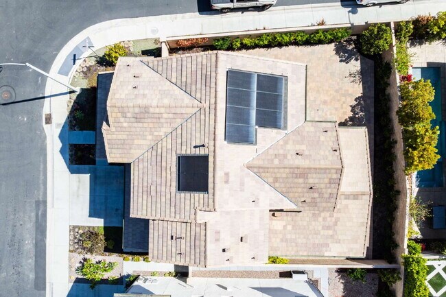 Building Photo - Luxury Living at The Farm