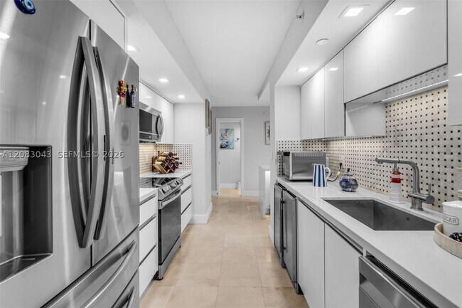 Building Photo - 6917 Collins Ave