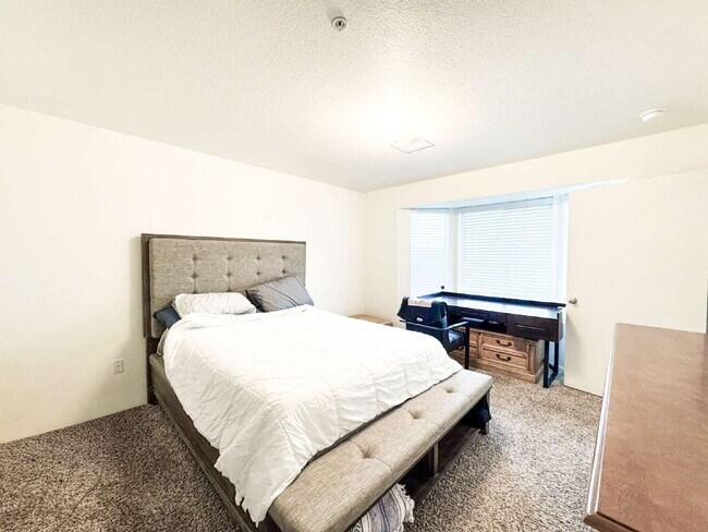 Building Photo - "Spacious 4-Bed, 3-Bath Condo in Desert Sky!"