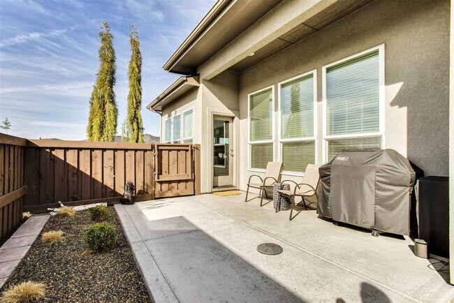 Building Photo - Beautiful 3 bed, 2 bath home in SpurWing Greens Subdivision!