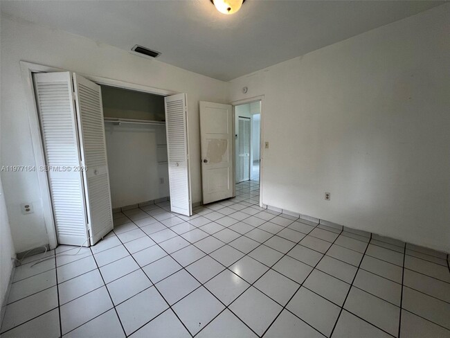 Building Photo - 425 SW 64th Ct