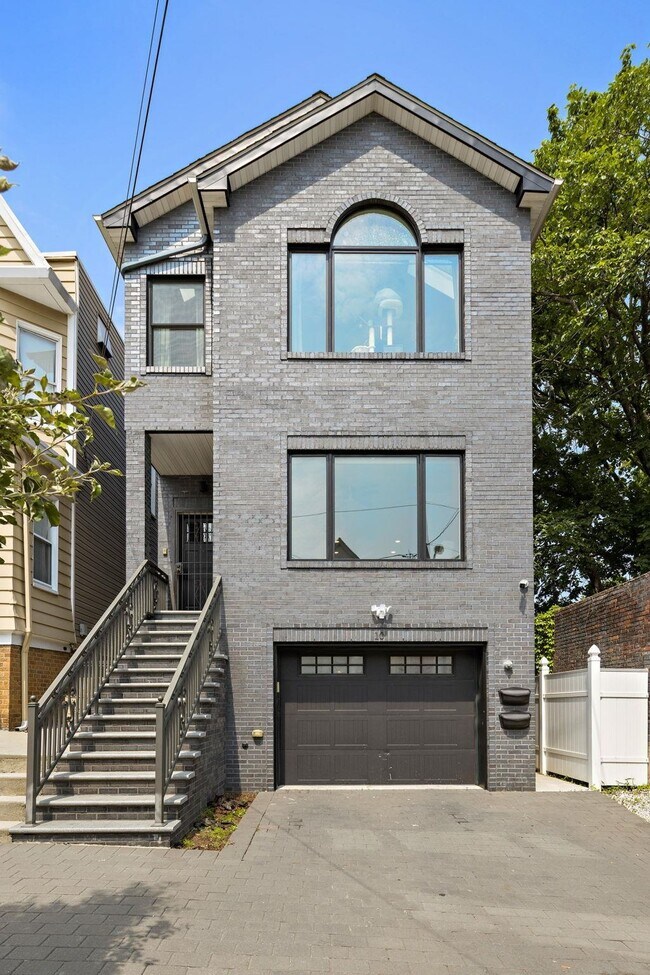 Building Photo - 10 Bidwell Ave