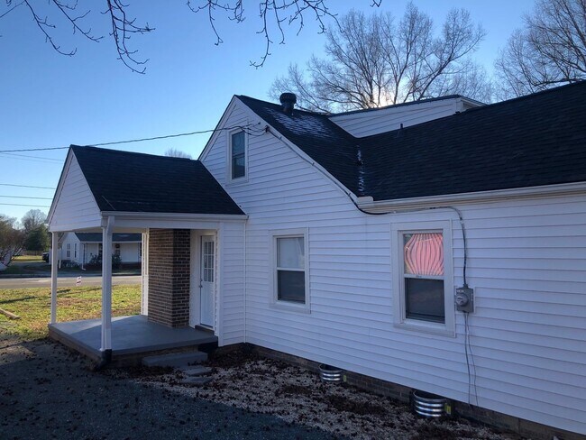 Building Photo - Four bedroom, 2 bath house in Burlington