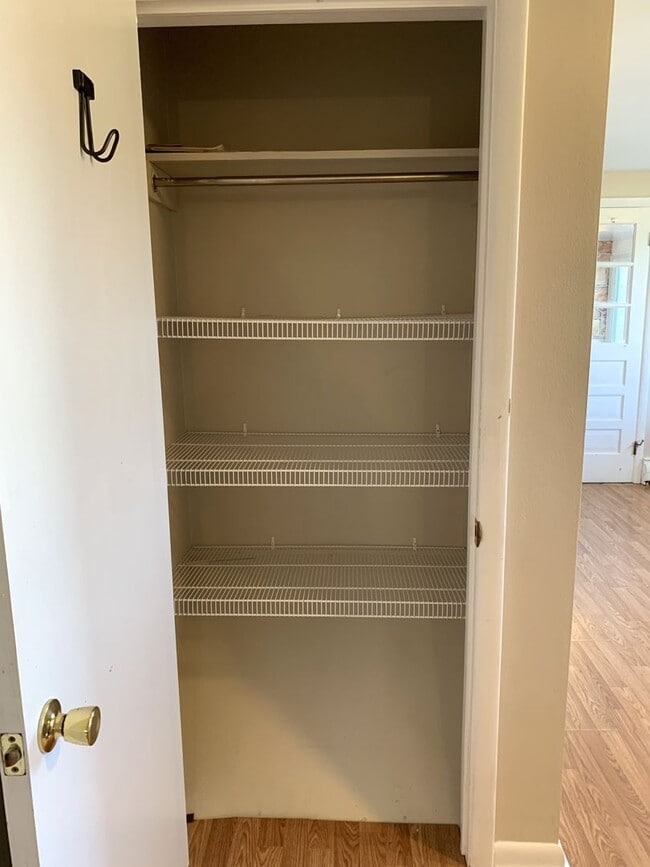 Building Photo - Move-in ready!! Bonus room that could easi...