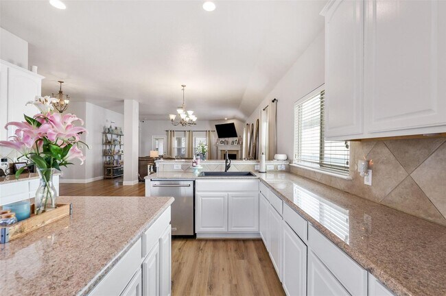 Building Photo - Beautiful house includes oversized covered Front Porch, features 4 Beds, 2 Baths, Study, Gameroom...