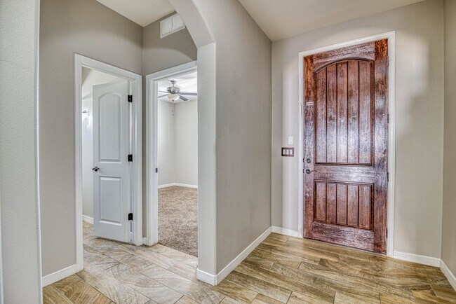 Building Photo - Beautiful East side House