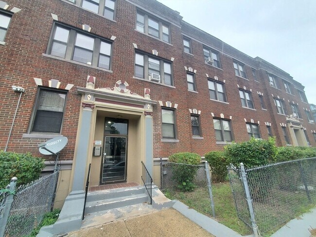 Building Photo - 10 Abbotsford St