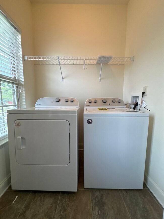 Building Photo - Modern End-Unit Townhome in the Heart of Old Hickory, Wilson County!