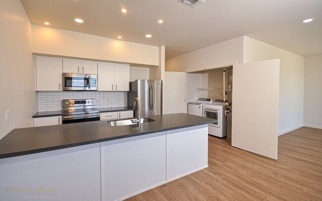 Building Photo - Pool-View Ground Floor Flat - Available Mid May