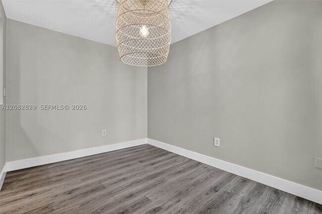 Building Photo - 3213 Bird 7