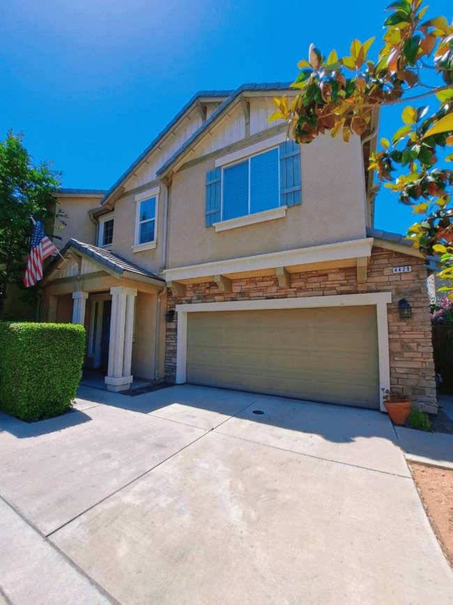 Building Photo - Beautiful 4 Bedroom Home Near Island Water...