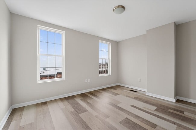 Building Photo - 2 bed 1.5 bath rowhome in Baltimore!