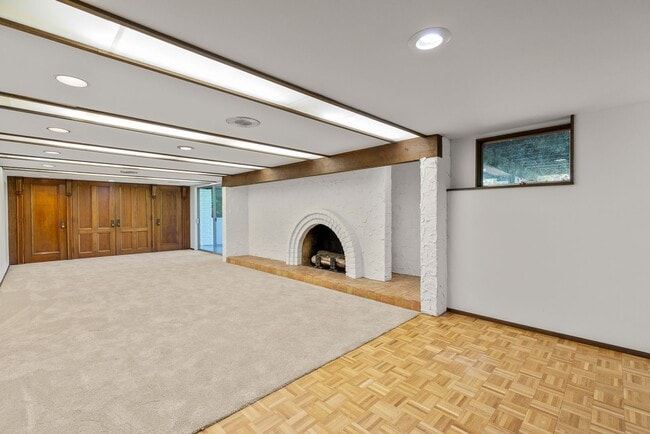 Building Photo - 3 bedroom 2 bath