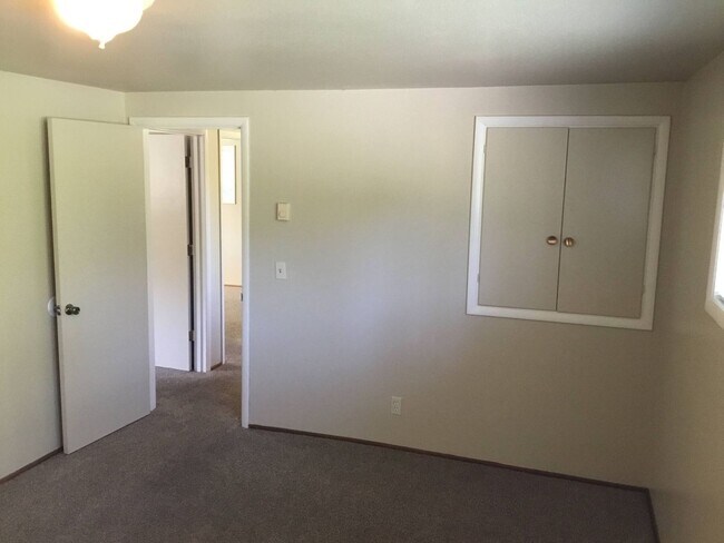 Building Photo - 5 Bedroom House in Southeast Eugene