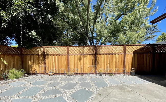 Building Photo - 233 Craftman Ct
