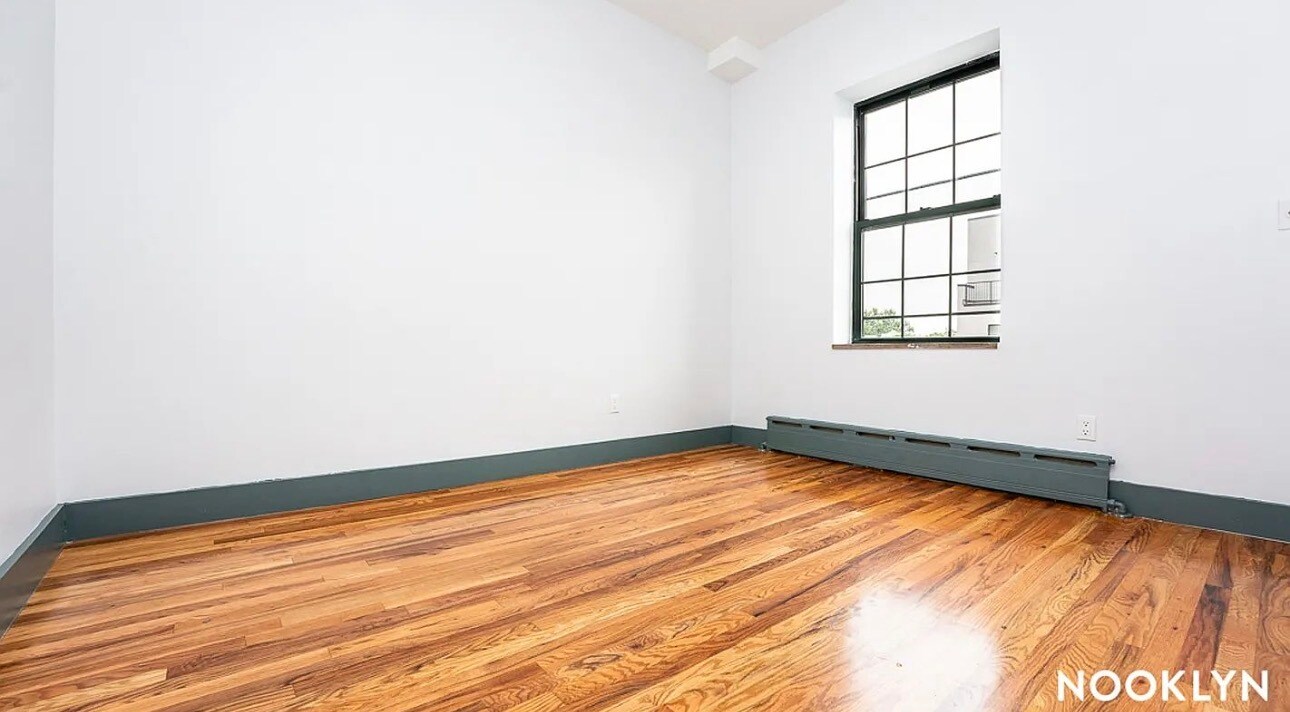 Building Photo - 52 Monitor St