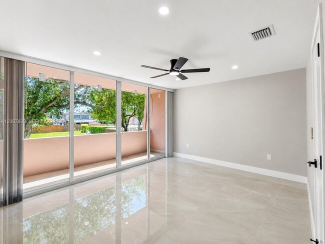 Building Photo - 14124 SW Kendale Lakes Cir