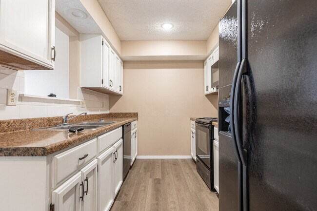 Building Photo - 5814 Pineway St