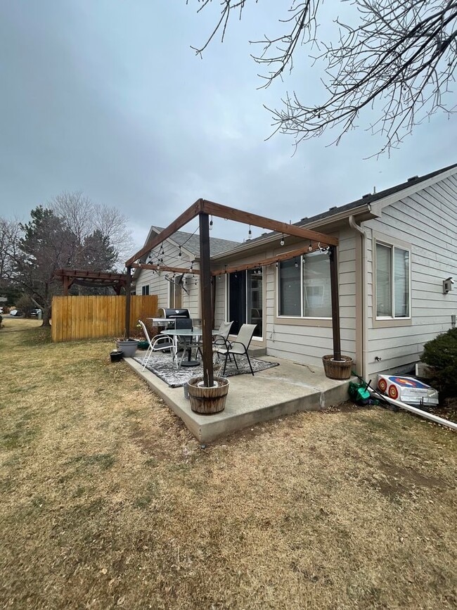 Building Photo - STUDENTS WELCOME! Spacious Duplex in Southwest Ft. Collins