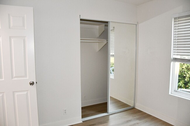 Building Photo - 1271 N Mosswood Dr