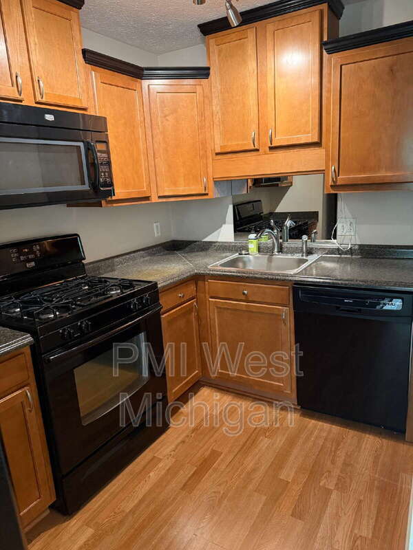 Building Photo - 5864 Shaw St