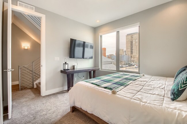 Building Photo - 1323 Elati St