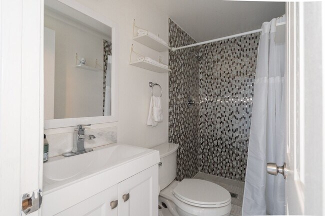 Building Photo - Spacious 5BR House in Takoma Park