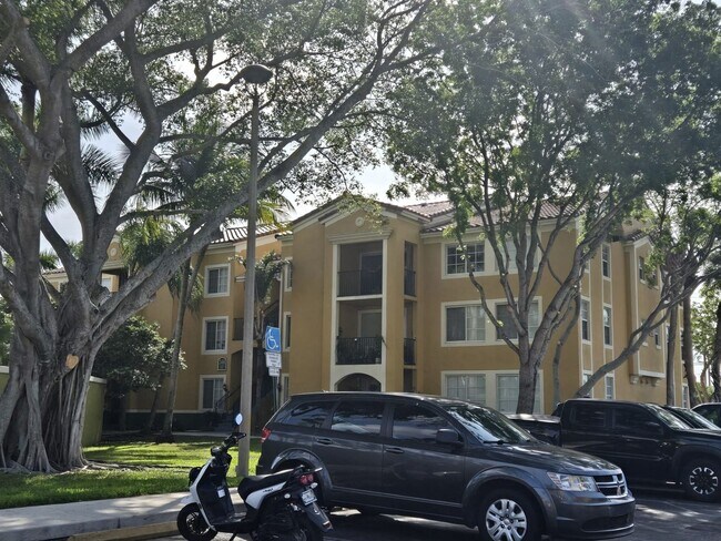 Building Photo - RESORT STYLE, BEAUTIFUL 2 BEDROOM AND 2 BATHROOMS ON THE TOP FLOOR