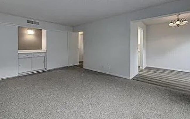 Building Photo - Large 1 Bedroom in Walnut Creek, Gym, Pool, Walk to Town