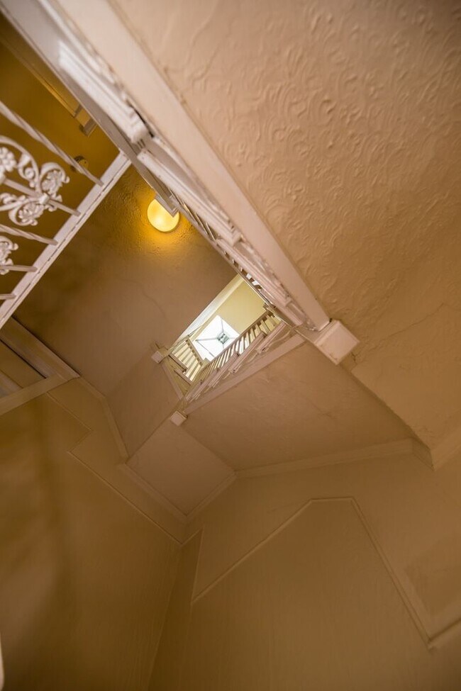 Building Photo - 2026/2027 JHU Off-Campus 5bd/3ba Charles Village w/ W/D & parking!.. Available 6/9/26