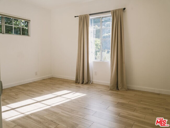 Building Photo - 917 N Ave 51