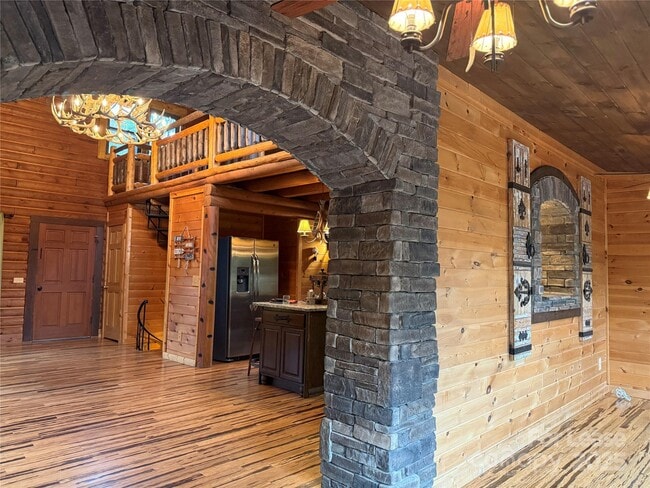 Building Photo - 1011 Lakeshore Dr