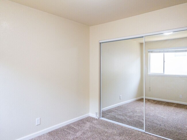 Building Photo - 2BD 1BA Recently Renovated Unit! Parking! ...