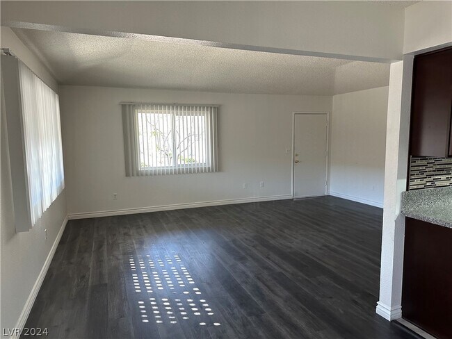 Building Photo - 1121 Willow Tree Dr