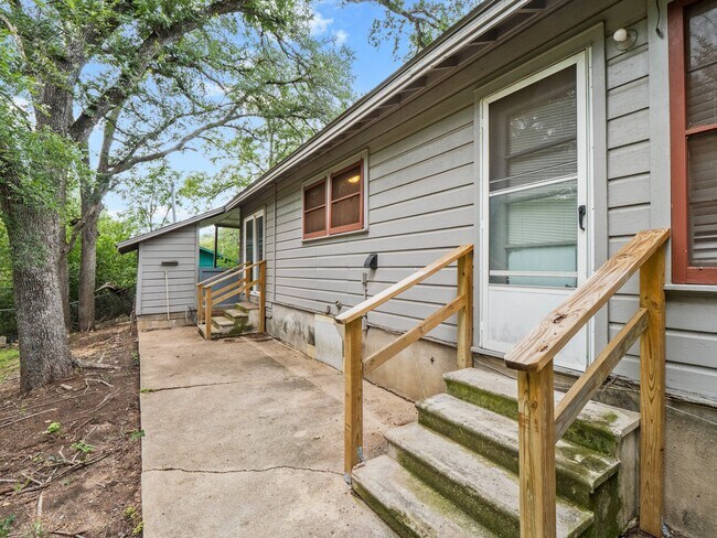 Building Photo - 6208 Walnut Hills Dr