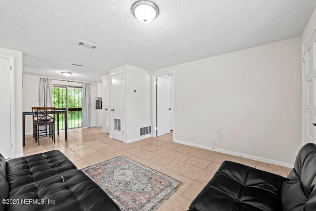 Building Photo - 4504 Lincrest Dr S
