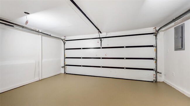 Building Photo - 706 Longacre Ave