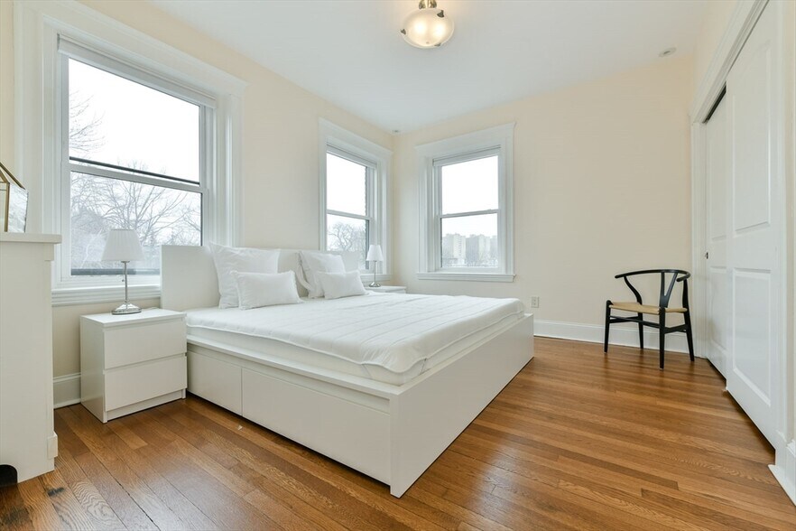 Building Photo - 1038 Beacon St
