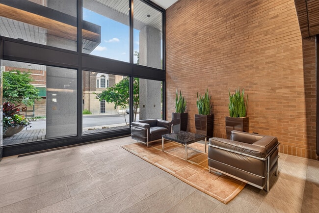 Building Photo - 2650 N Lakeview Ave