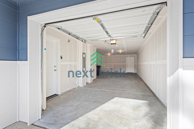 Building Photo - "Spacious 3-Bedroom Luxury Townhouse in Everett with 3 Full Baths"