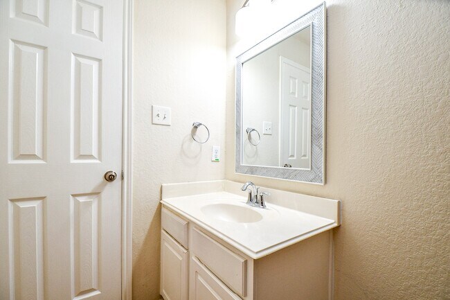 Building Photo - 5327 Stonegate Dr