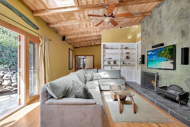 Building Photo - HOLIDAY SPECIAL***2 WEEKS FREE** 3 Bed/2 Bath Oasis in Royal Woods - Available Now